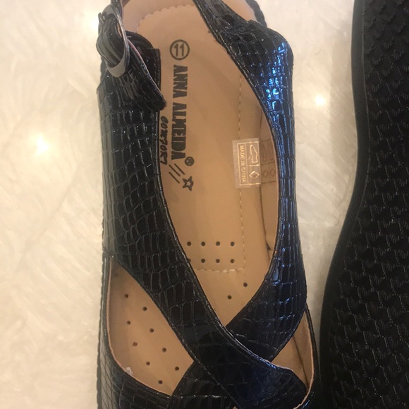 NEW Sandals - Picture 3 of 5